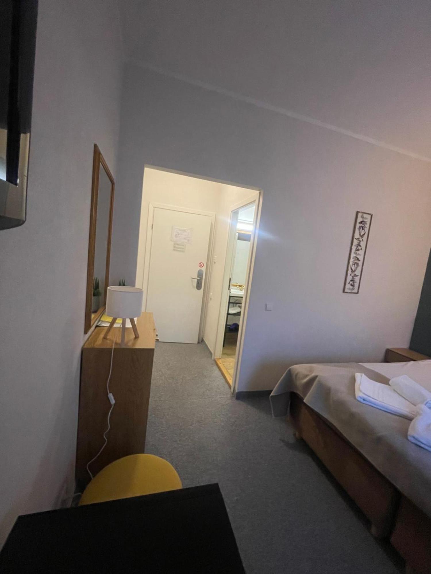 Apple Economy Hotel Kaunas Exterior photo